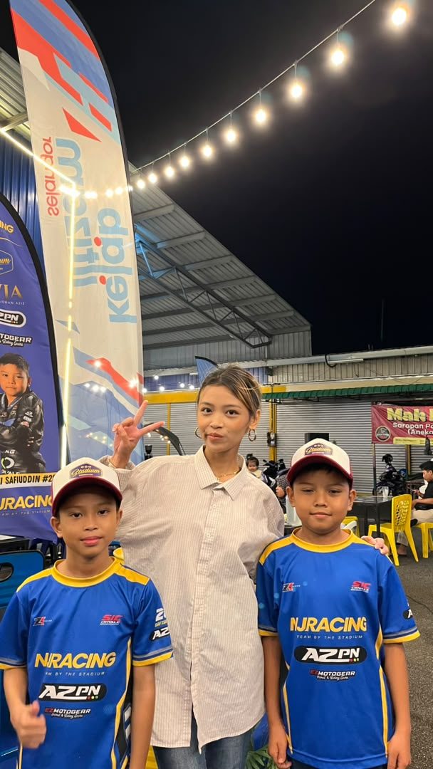 Bella with young athletes at a Kelab Iltizam Selangor community event